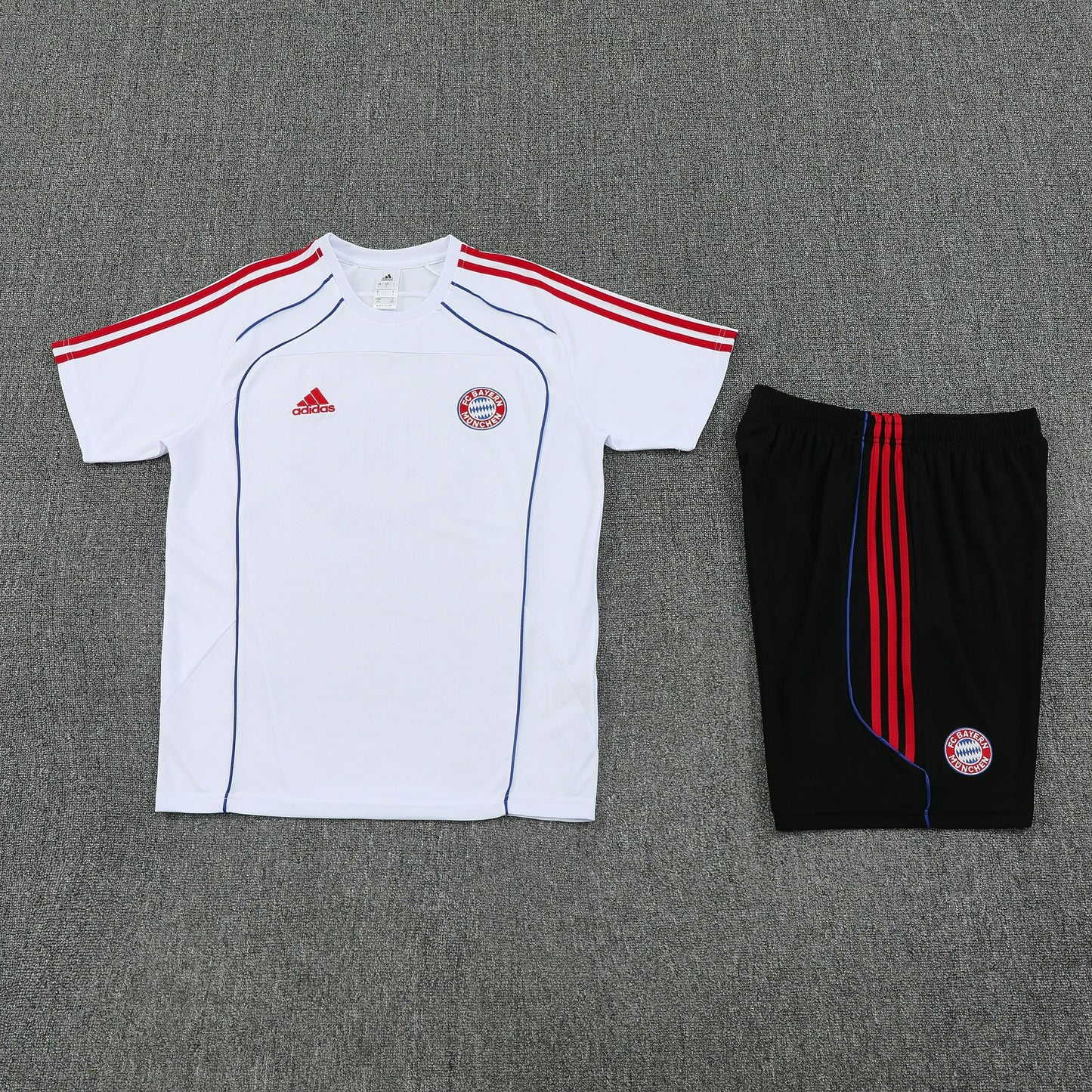 Maglia da allenamento e pantaloncini del Bayern 25/26