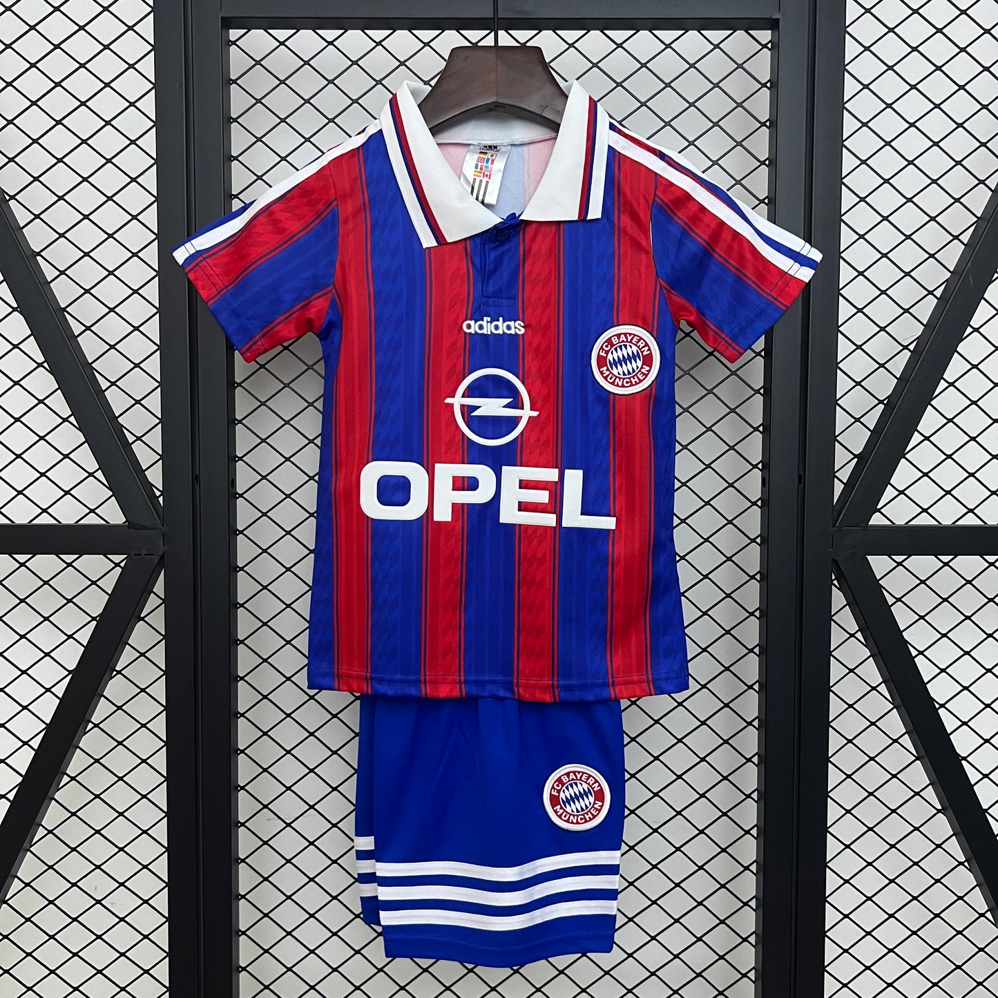T-shirt e Pantaloncini per Bambino Bayern Monaco Retro Home 95/97
