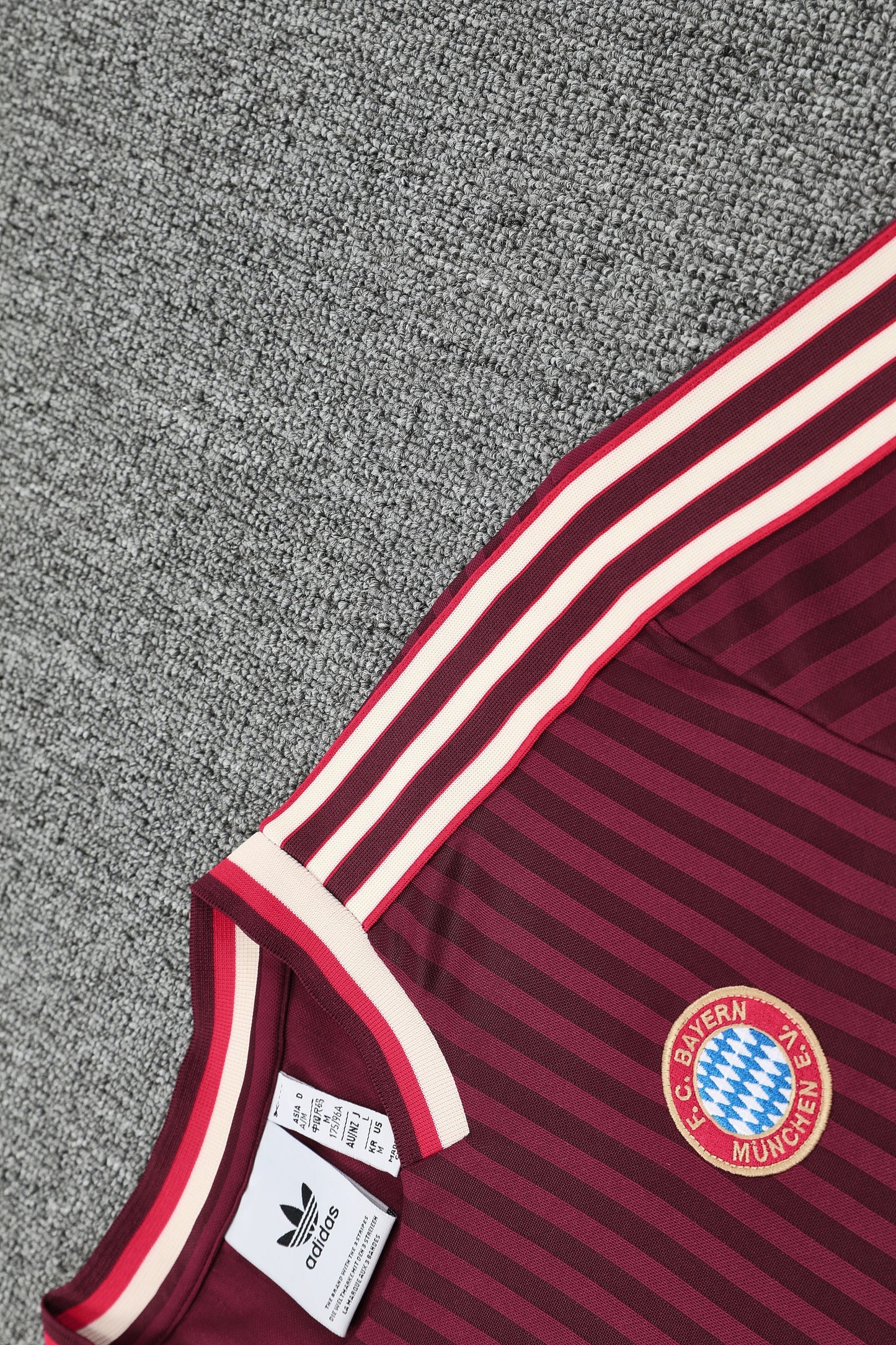 Maglia da allenamento e pantaloncini del Bayern 25/26