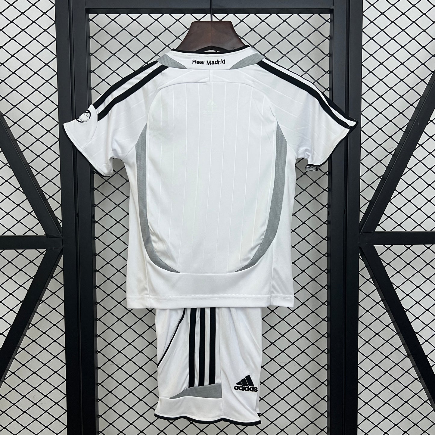T-shirt e Pantaloncini Bambino Real Madrid Retro Home 06/07