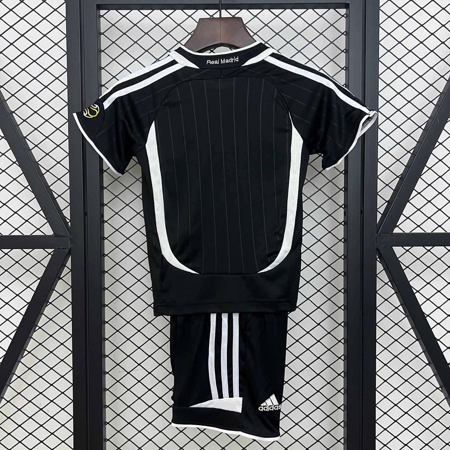 T-shirt e Pantaloncini Bambino Real Madrid Retro Away 06/07