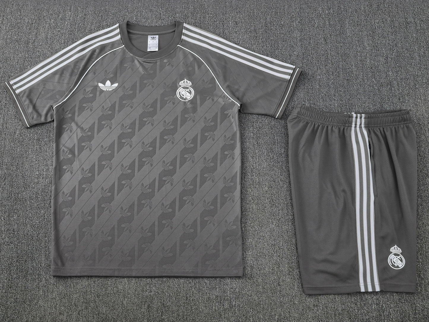 Maglia da allenamento e pantaloncini del Real Madrid 25/26