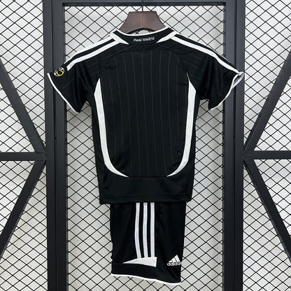 T-shirt e Pantaloncini Bambino Real Madrid Retro Away 06/07